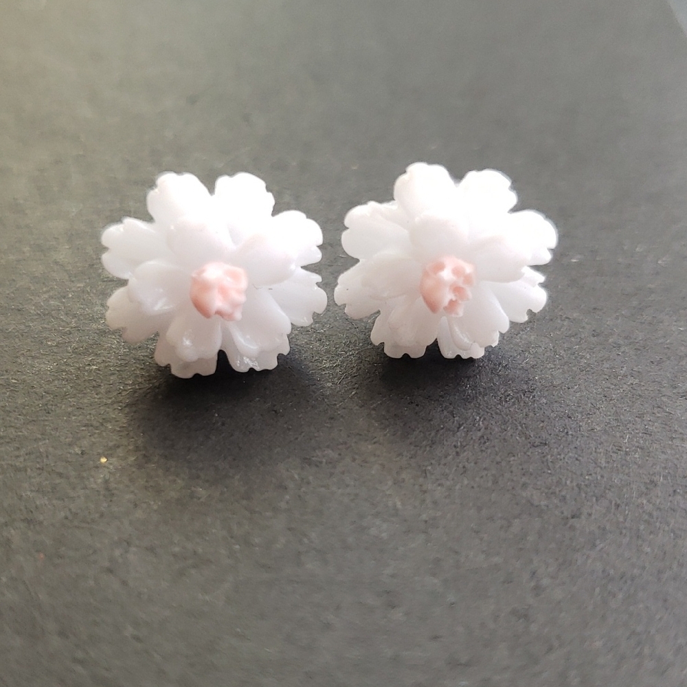 Floral White Earrings🤍